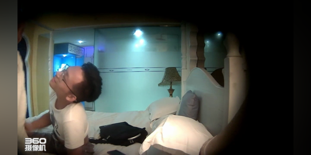 【360盗摄】饥渴难耐的小情侣进房就操 操了一次又一次中间不带休息 真猛
