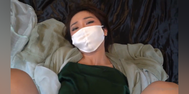 香港玩偶姐姐青蛇完整版：诱人美腿，禁忌诱惑，疯狂玩弄你的欲望