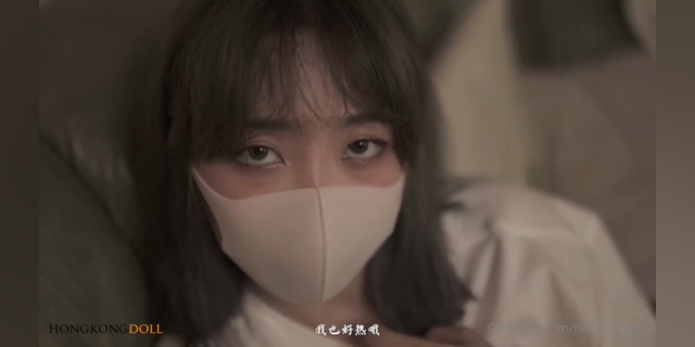 香港玩偶姐姐一日女友，她是谁？ 嫩妹被姐姐娇羞诱惑，疯狂索吻，床头激情一夜