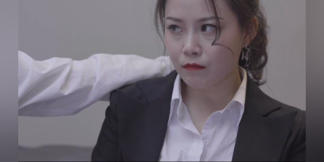 果冻传媒-裸辞！她字面意义上的裸辞，只身前往酒店，被老板强暴，疯狂呻吟求饶