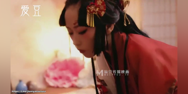 麻豆合集-古装东方不败COSPLAY，两女共事一夫，激情缠绵床chamber