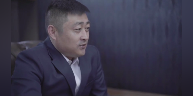 果冻传媒-老总的办公室，带下属一起玩弄老婆，激情燃烧的办公室狂欢