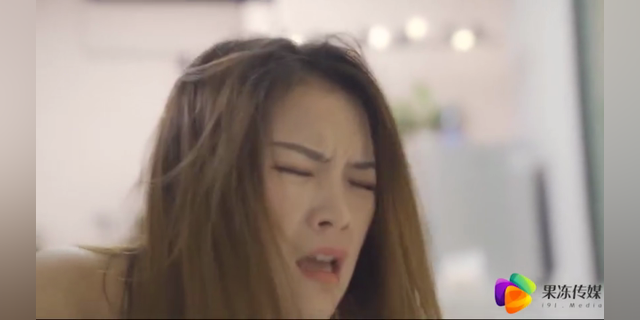 果冻传媒-疫情封城，为老公还肉债，她被迫在直播间卖弄风骚，直播间的观众们疯狂刷礼物，老公却在后台默默观看，她的心被欲望和羞耻感撕扯着…