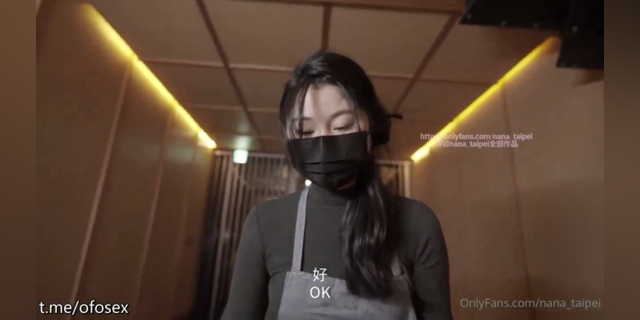 打扫卫生发现儿子在偷偷撸，作为妈妈一对一性爱教学展示自己的巨乳无毛嫩穴让儿子后入自己的大屁股帮儿子缓解压力！